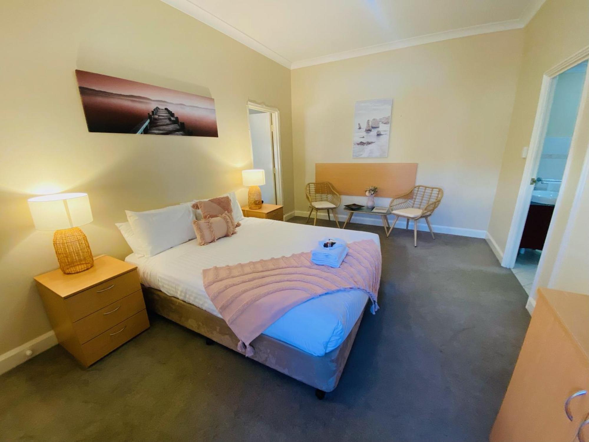 Hotel Settlers House 4*
