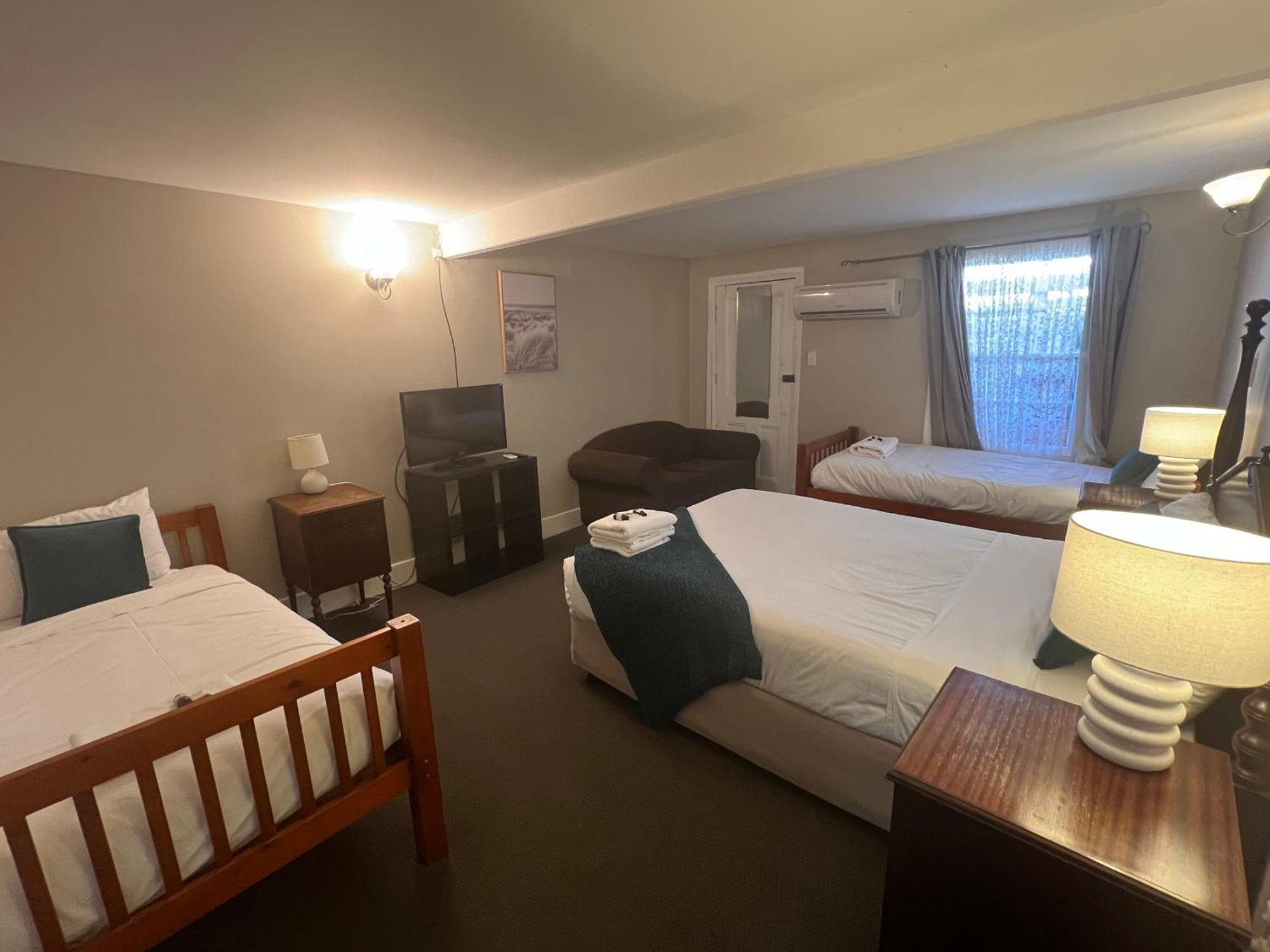 Hotel Settlers House 4*