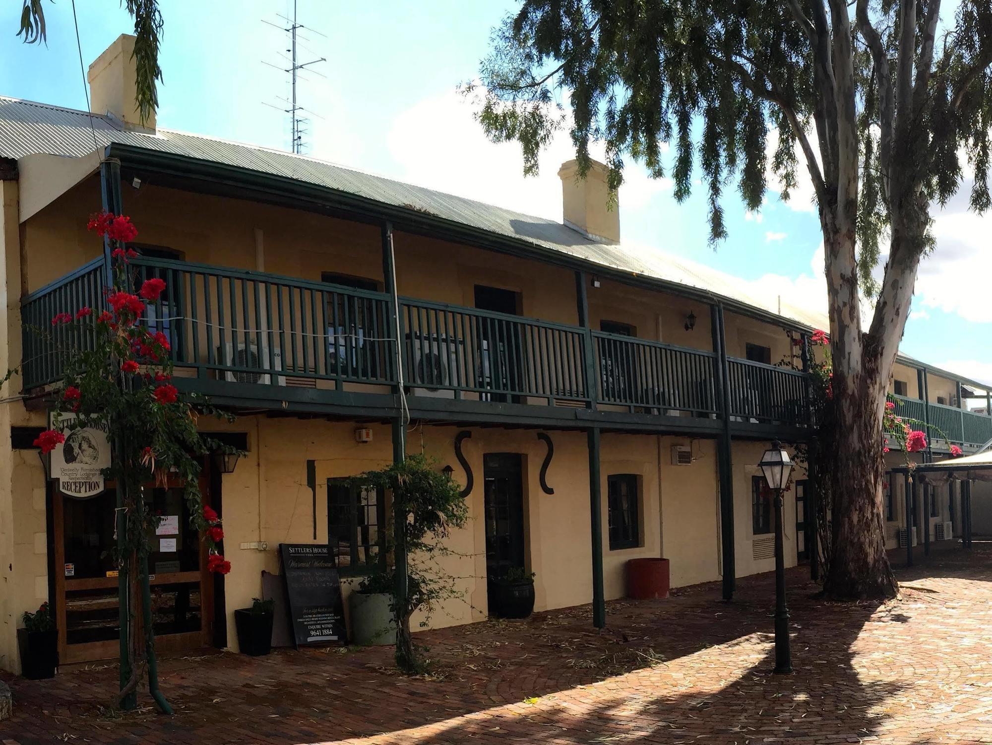Hotel Settlers House 4*